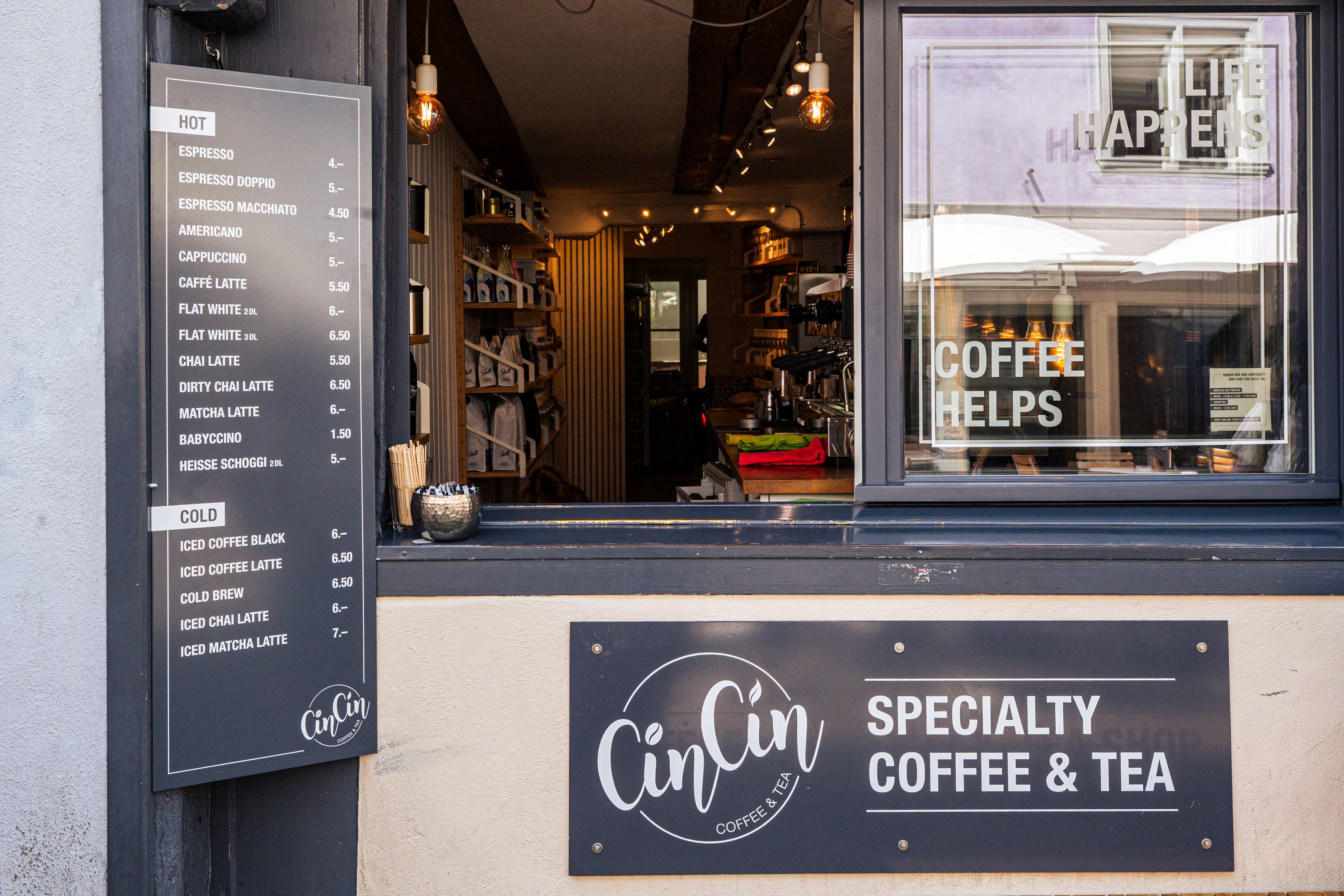 Fenêtres donnant sur une boutique de café/thé. Carte variée avec choix de cafés.