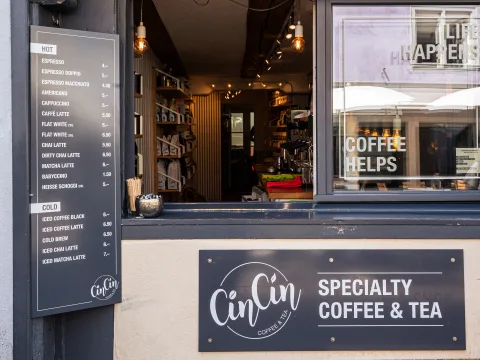 Fenêtres donnant sur une boutique de café/thé. Carte variée avec choix de cafés.