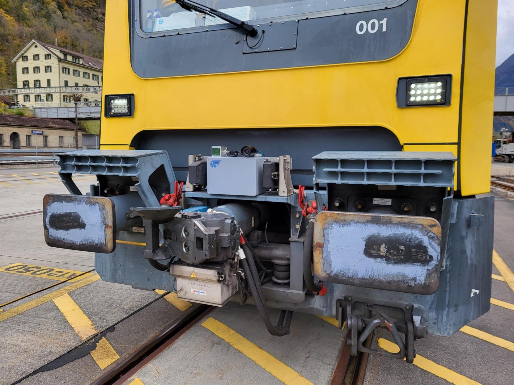 Das System zur Hinderniserkennung ist an der Front eines Unterhaltsfahrzeugs montiert. 