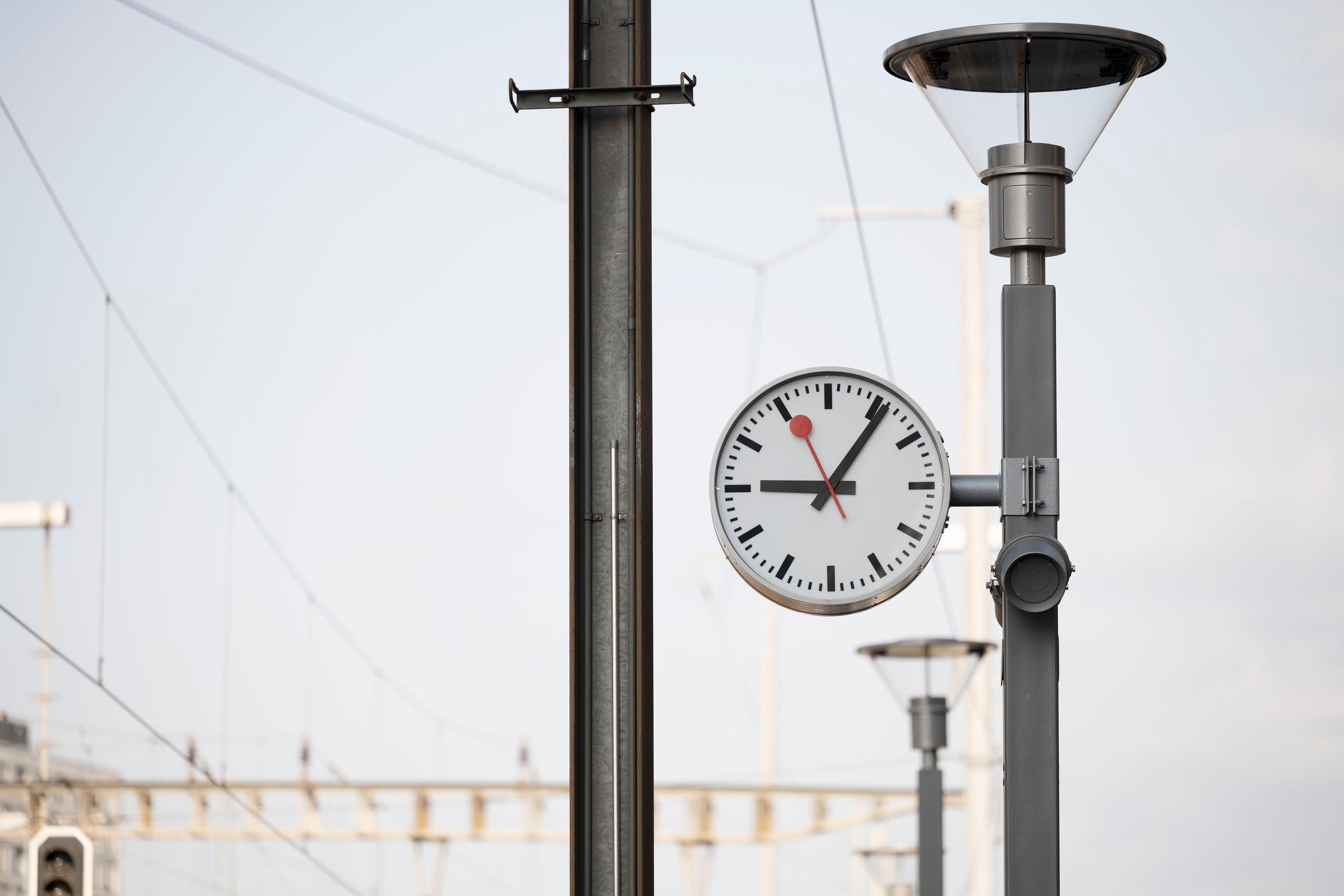 Bahnhofsuhr zeigt 15.06 Uhr an.