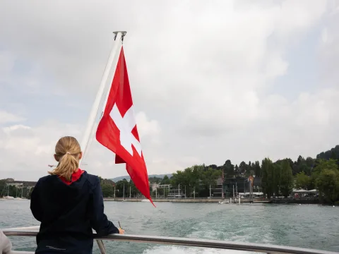 Kind auf dem Schiff auf dem Zürichsee