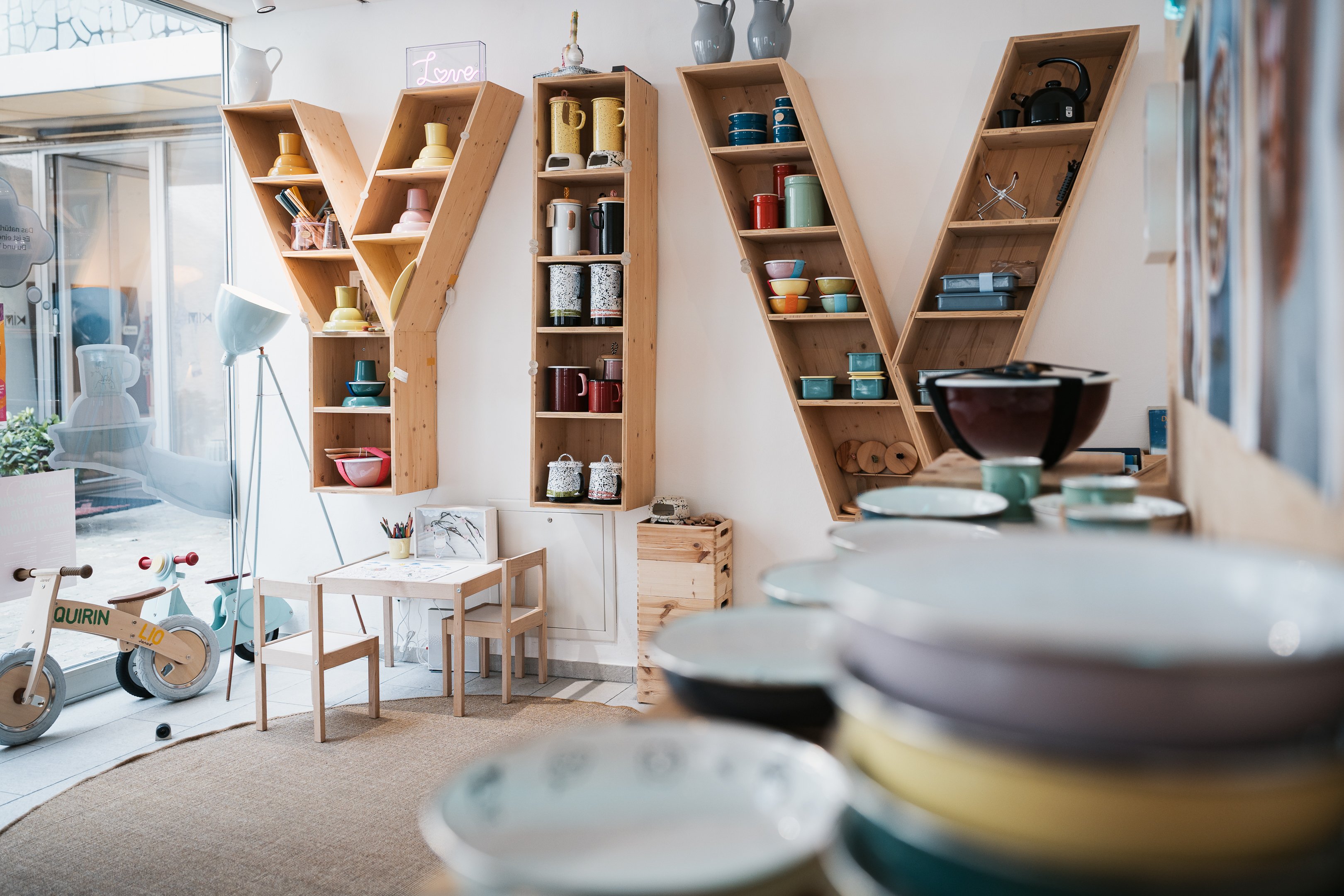 Vista interna del negozio di Coira, con stoviglie colorate e dettagli vivaci.
