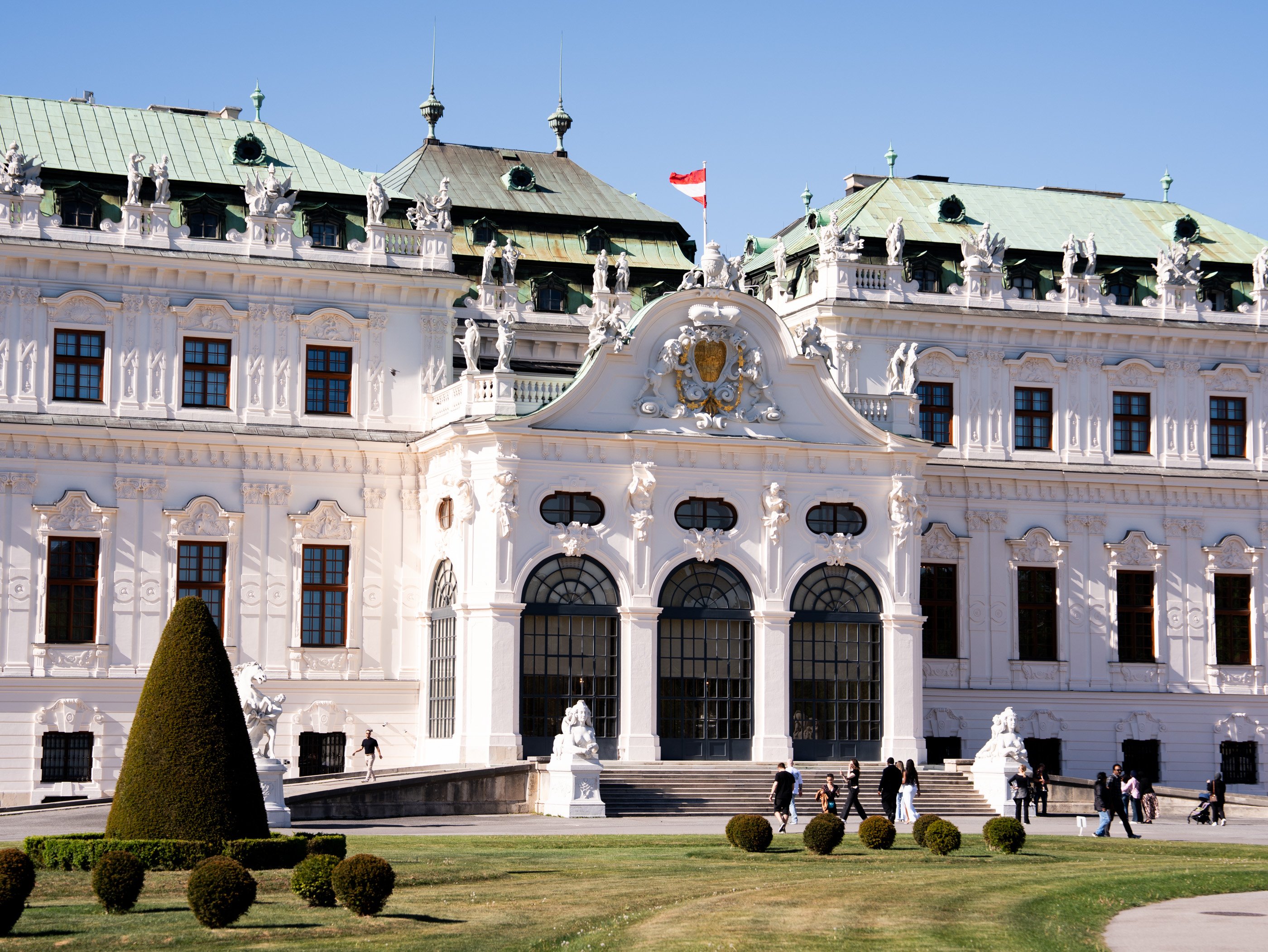 Il Castello del Belvedere con il grande specchio d’acqua e i giardini in una giornata di sole.