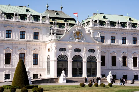 Il Castello del Belvedere con il grande specchio d’acqua e i giardini in una giornata di sole.