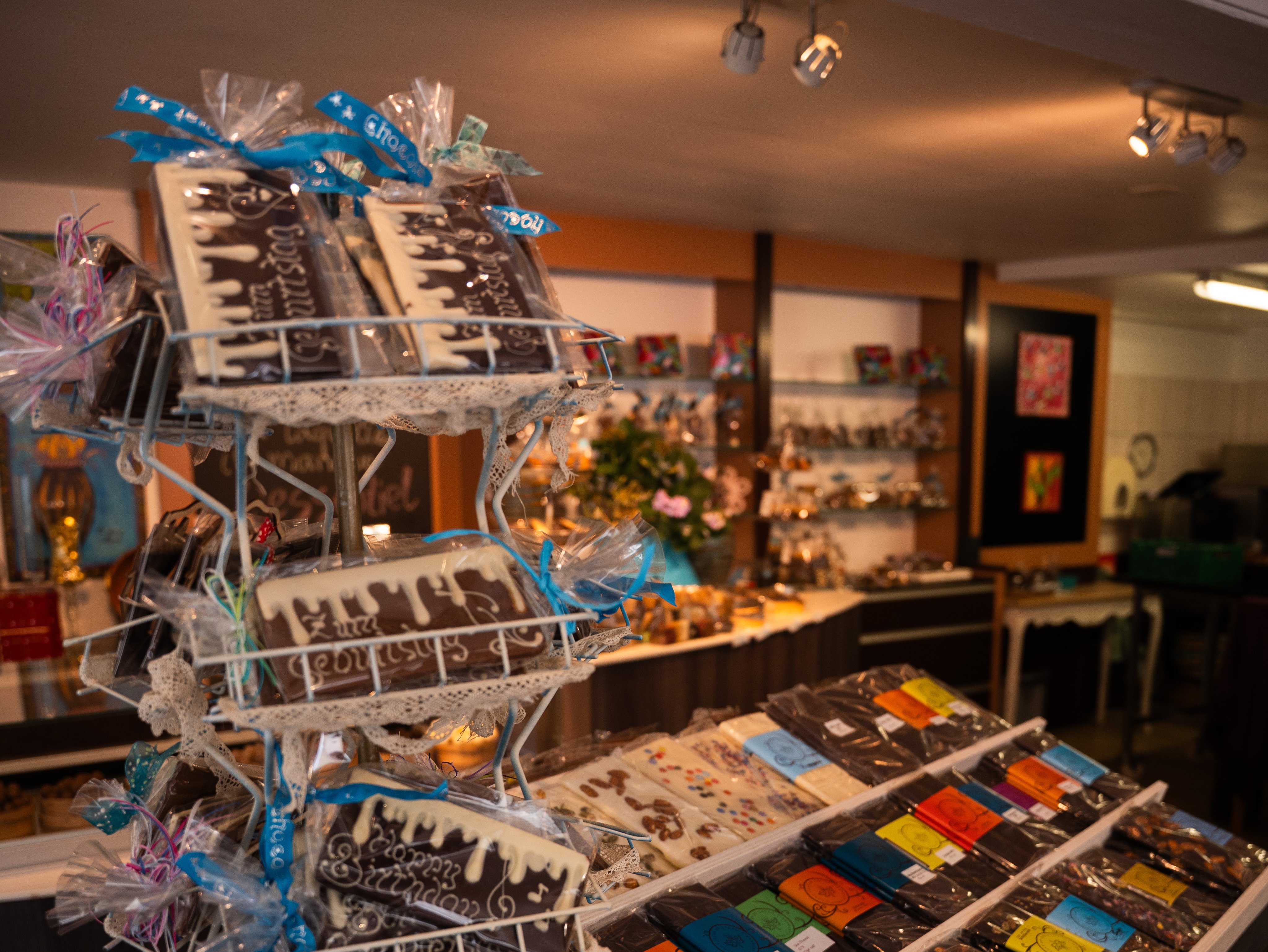 L’intérieur de la boutique avec des étagères sur lesquelles sont présentés les articles.