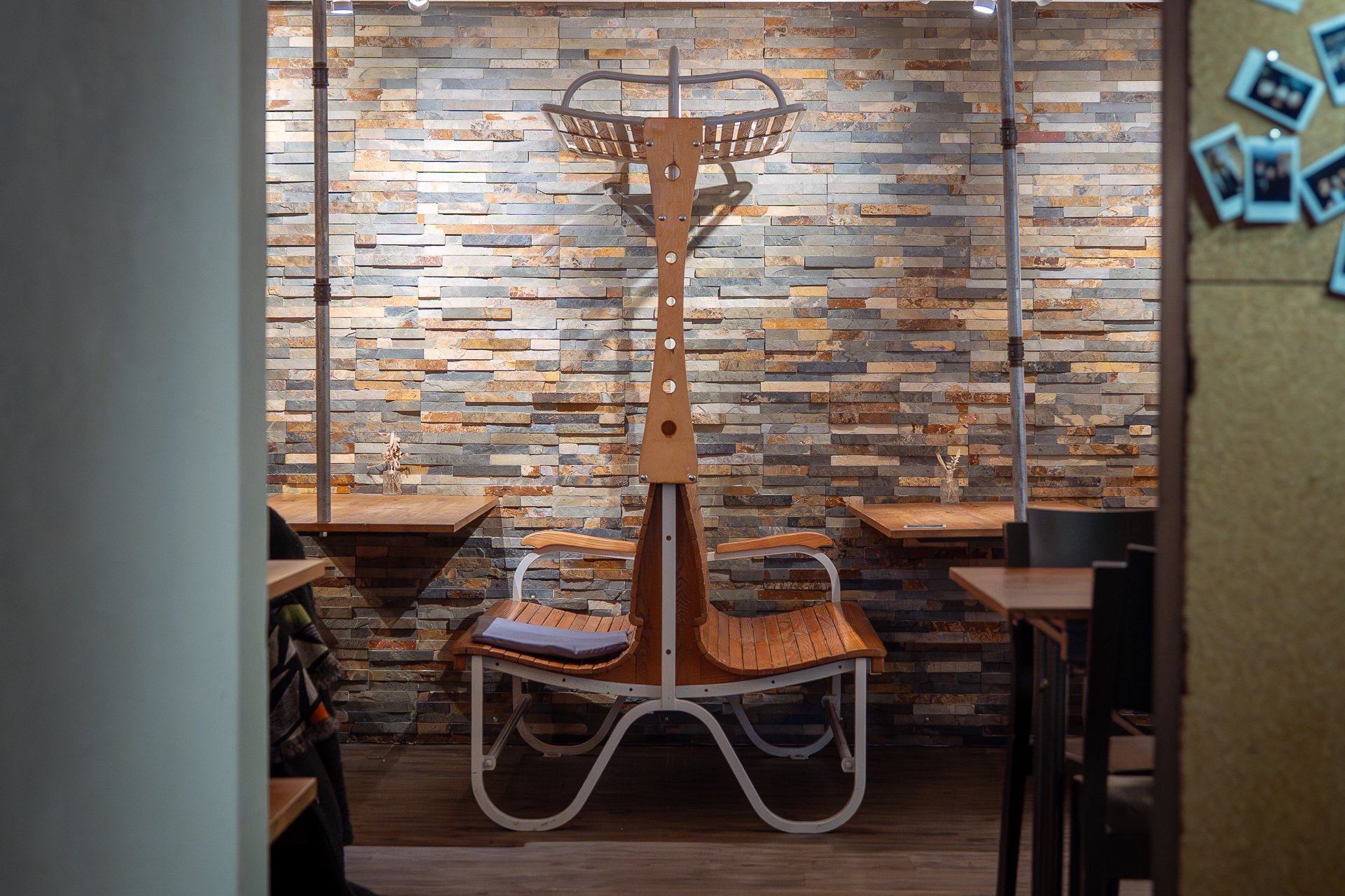 Interieur des Max-Moriz mit alten Eisenbahnbänken mit Holztischen.