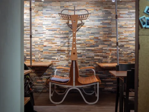 Interieur des Max-Moriz mit alten Eisenbahnbänken mit Holztischen.