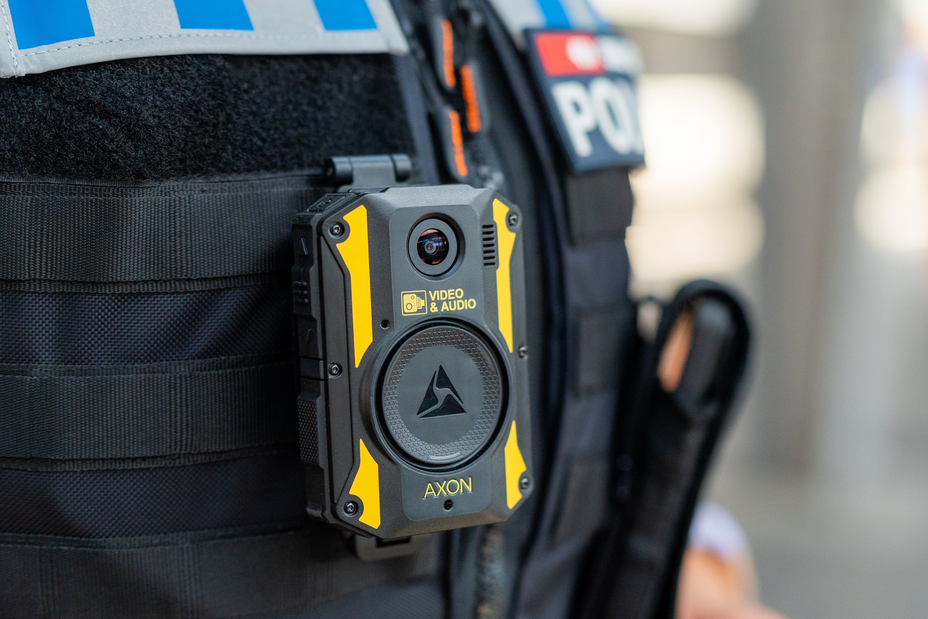 Primo piano di una bodycam su un giubbotto di sicurezza della Polizia dei trasporti