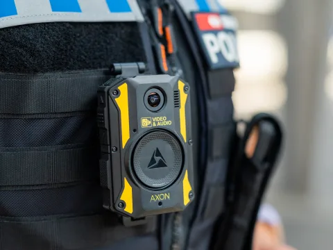 Primo piano di una bodycam su un giubbotto di sicurezza della Polizia dei trasporti