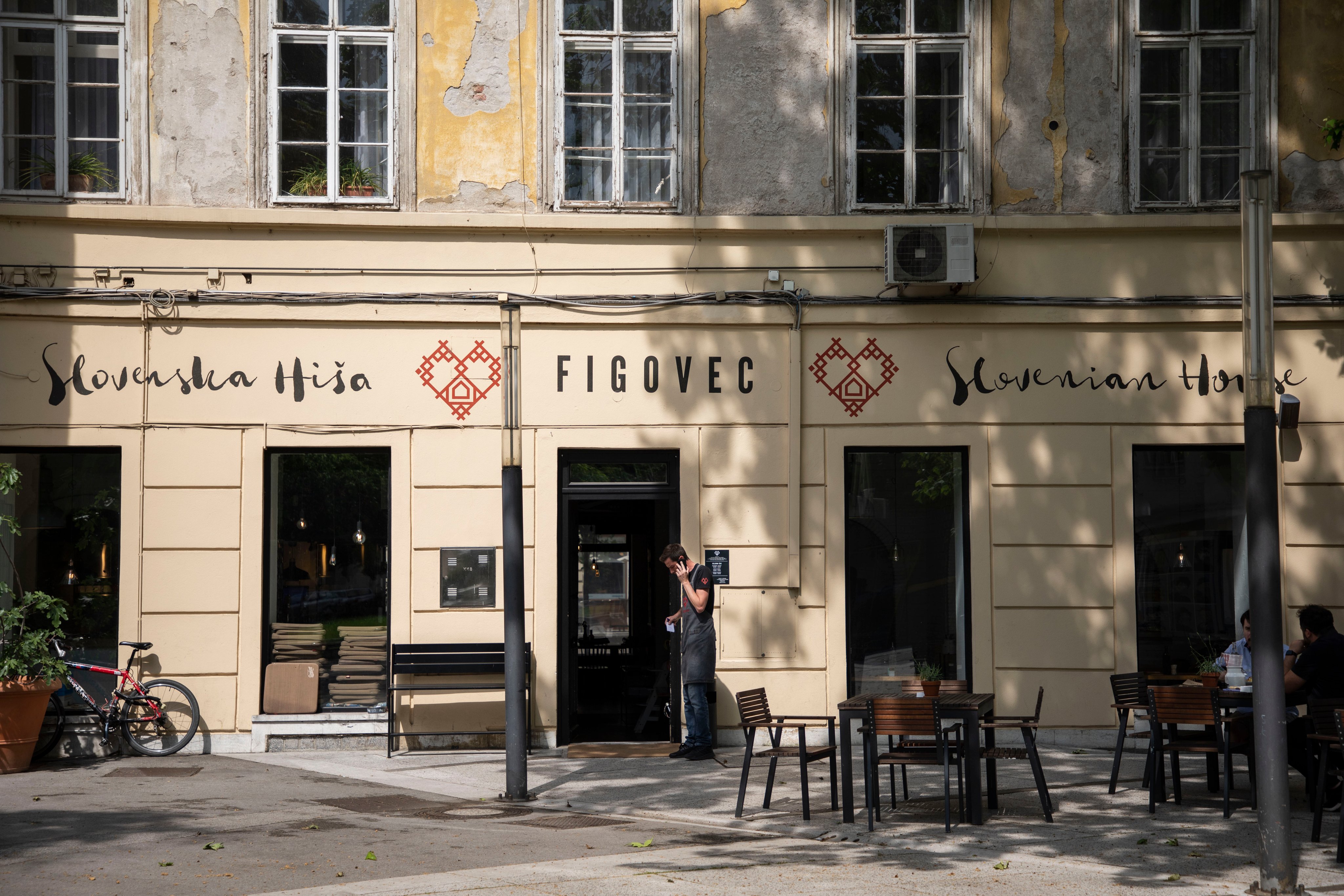 Aussensicht des Restaurants mit absplitternder Fassade.