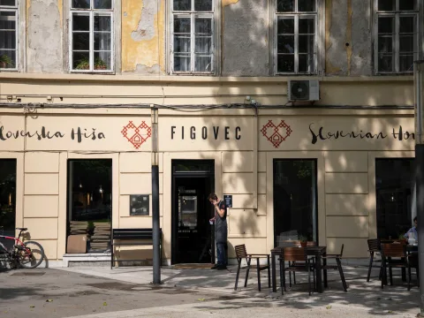 Aussensicht des Restaurants mit absplitternder Fassade.