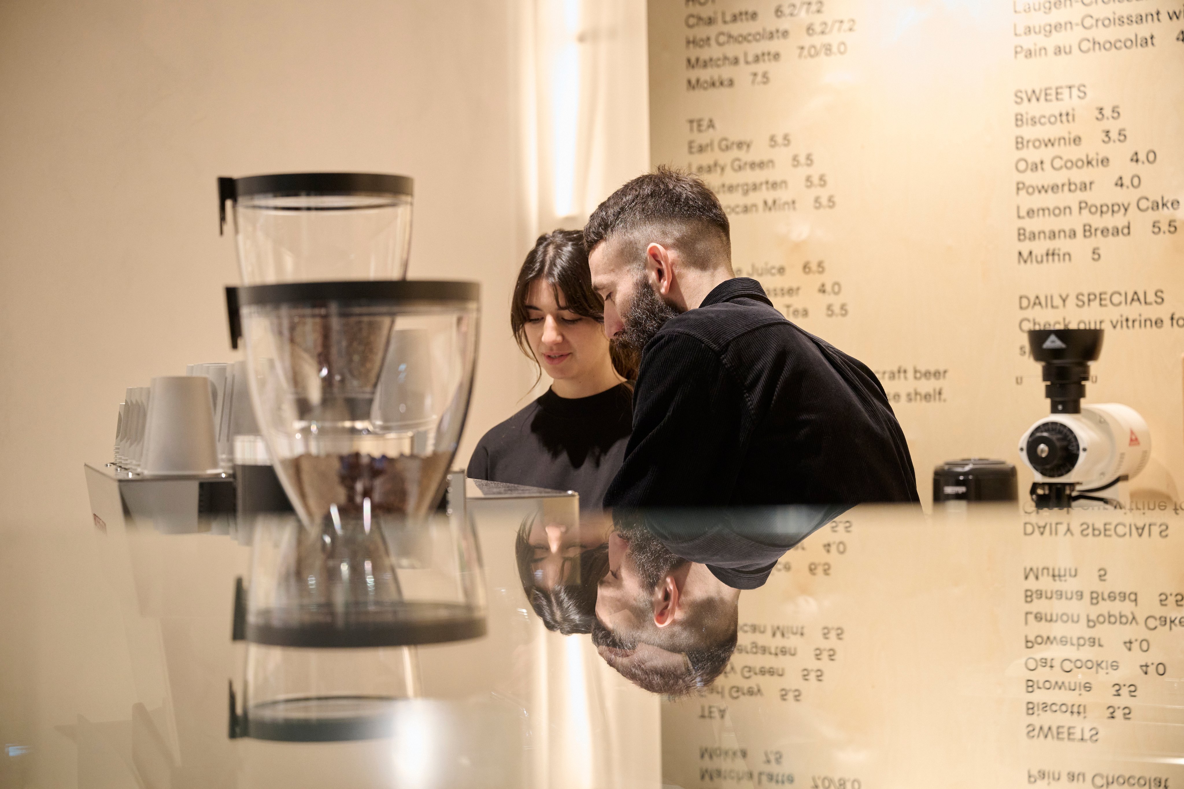 Due persone preparano un caffè.