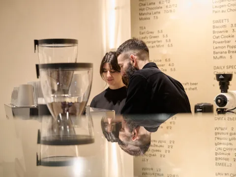 Due persone preparano un caffè.