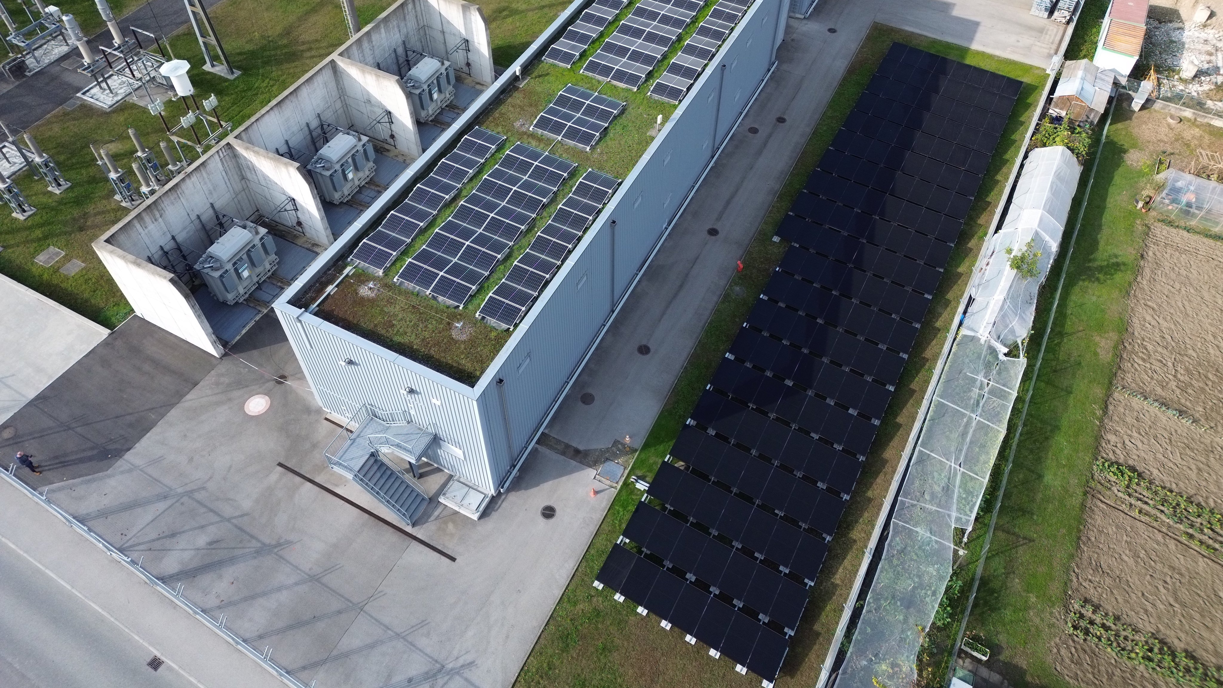 Solare sul tetto e sul prato della sottostazione