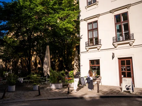 Vista esterna del locale goldener papagei di Vienna con tavolini nel dehors.
