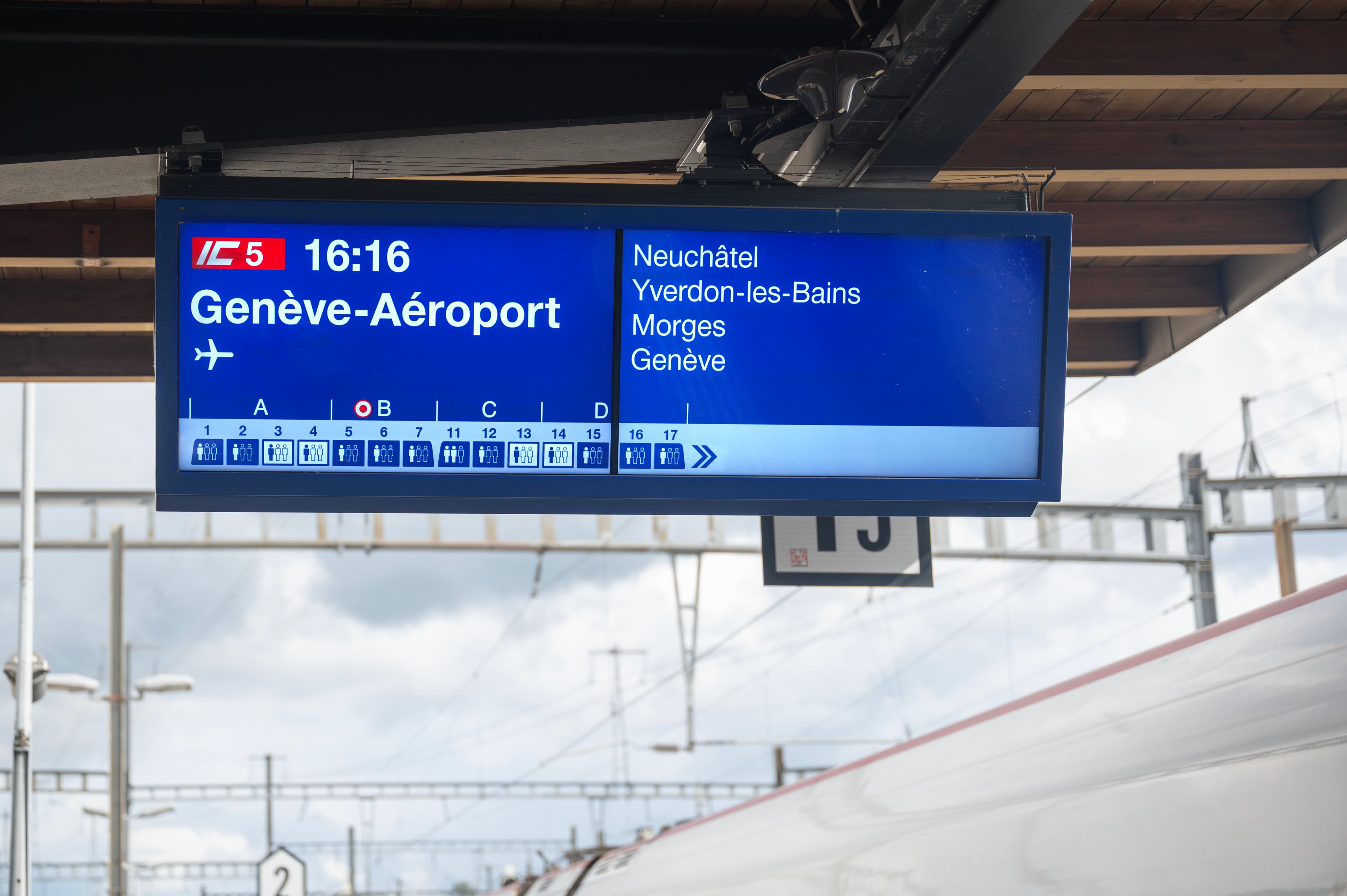 Un affichage de quai avec une formation de train visible en permanence avec IC5 à destination de Genève-Aéroport.