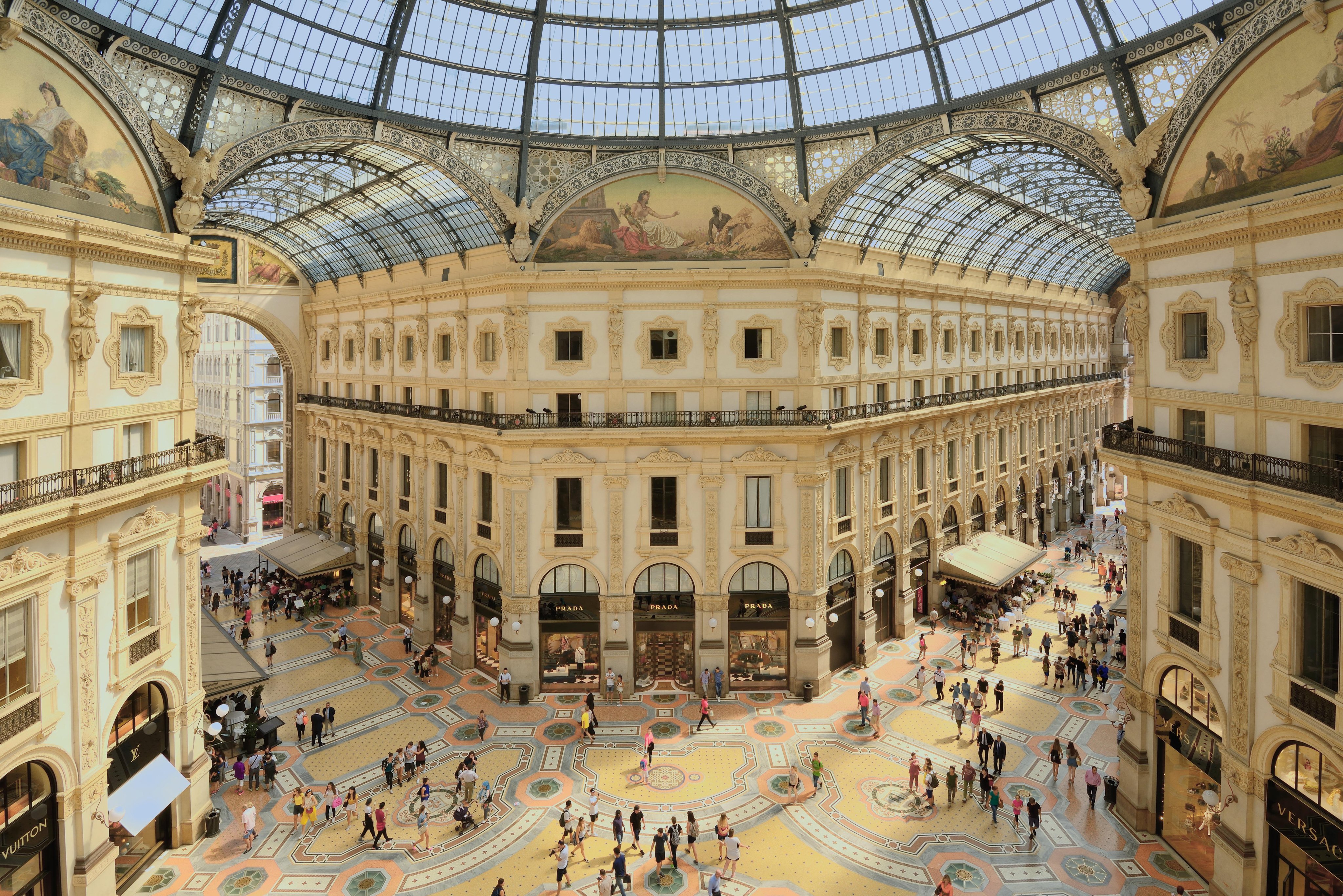 Galleria commerciale con copertura in vetro.