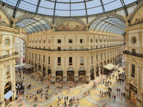 Galleria commerciale con copertura in vetro.