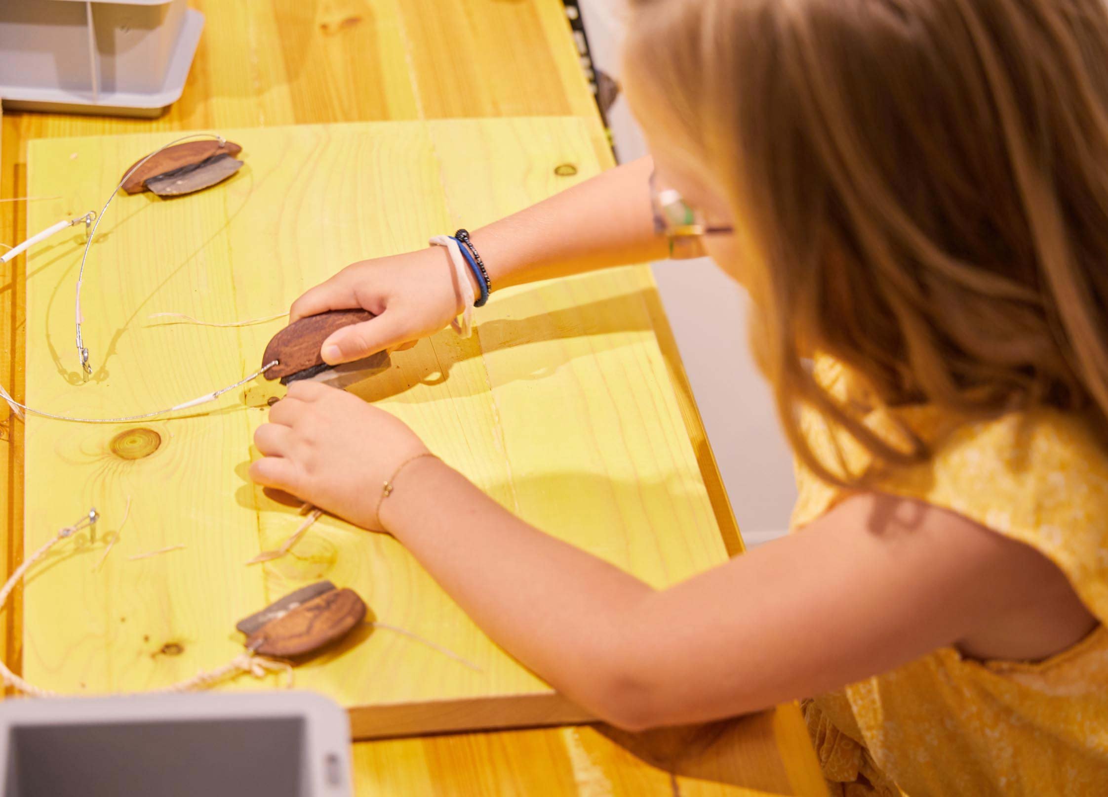 Kind hantiert im Museum Kulturama mit Steinzeit-Werkzeug. 