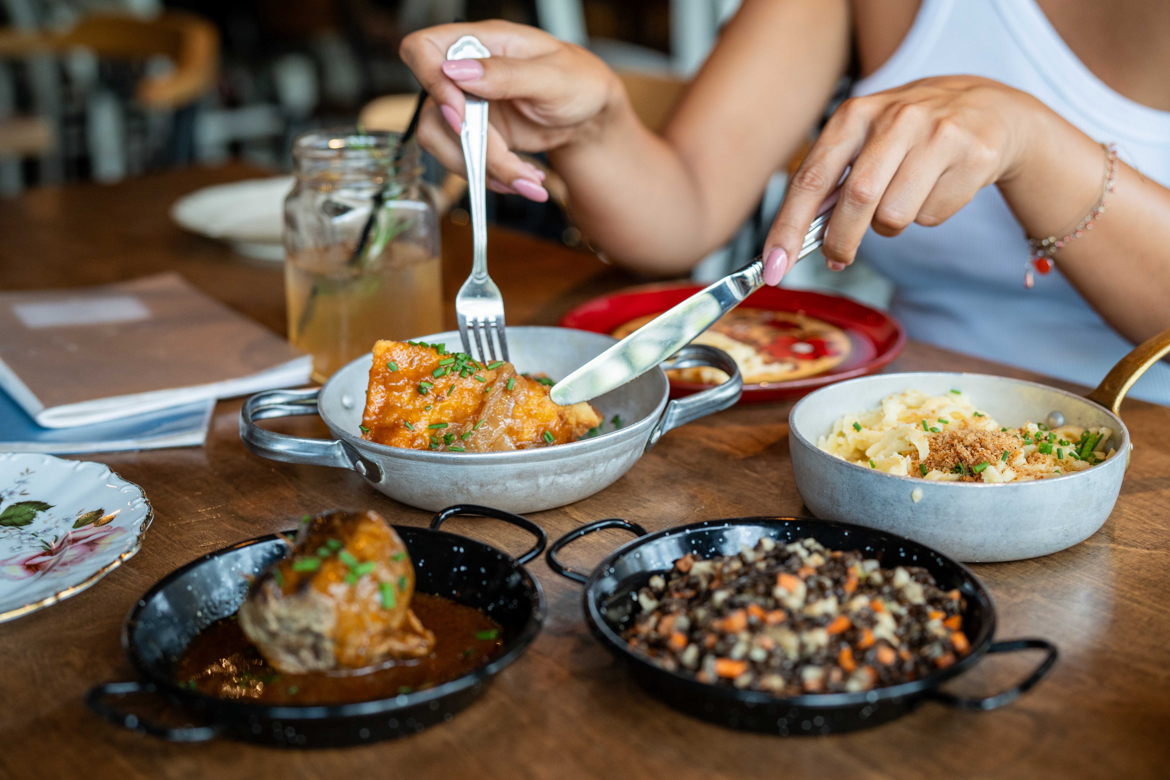 Quatre sortes de tapas: salade de lentilles, boulettes de viande, Maultaschen frits et spätzle. 