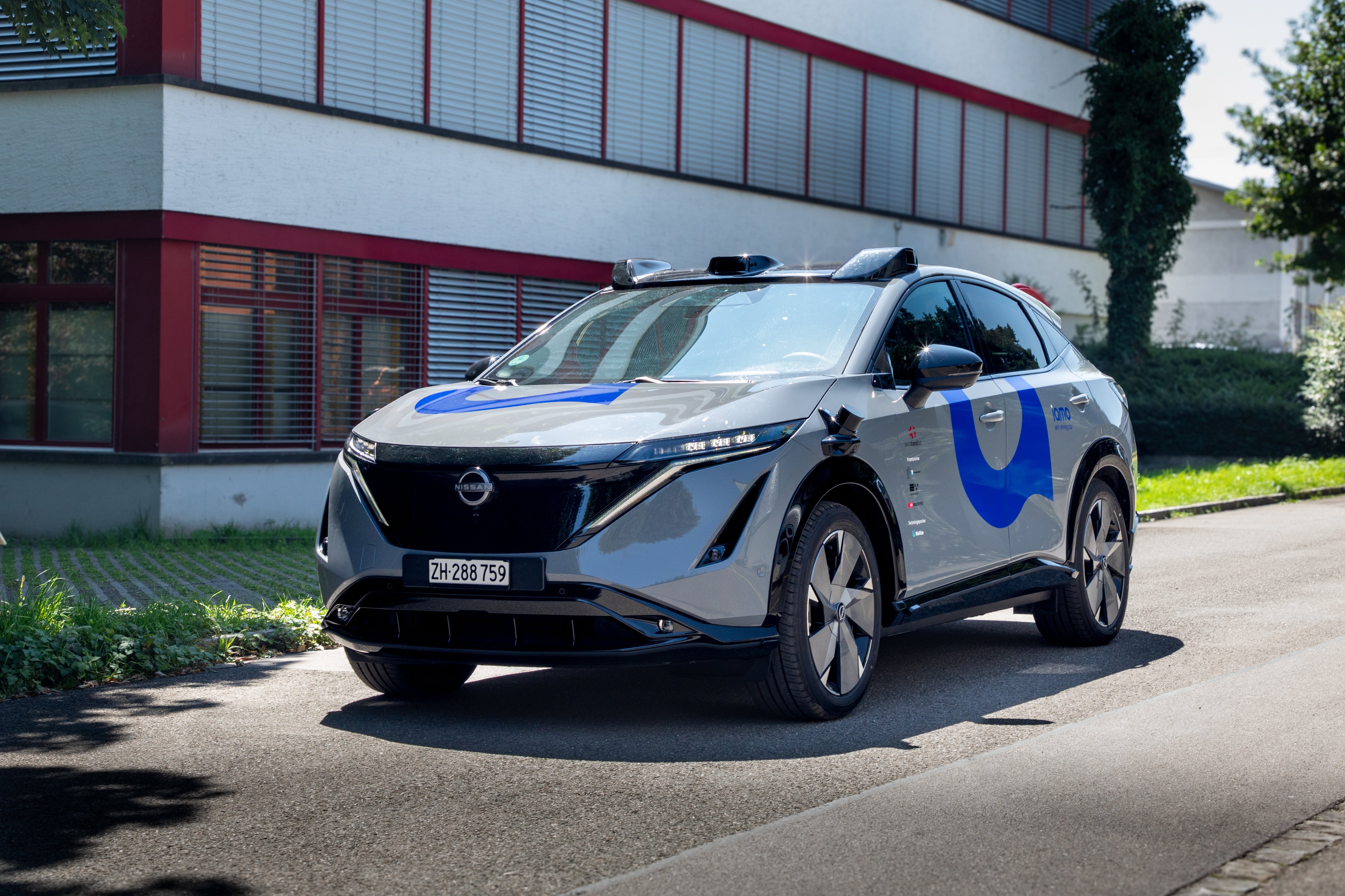 Ein Nissan Aryia elektro steht auf der Strasse.