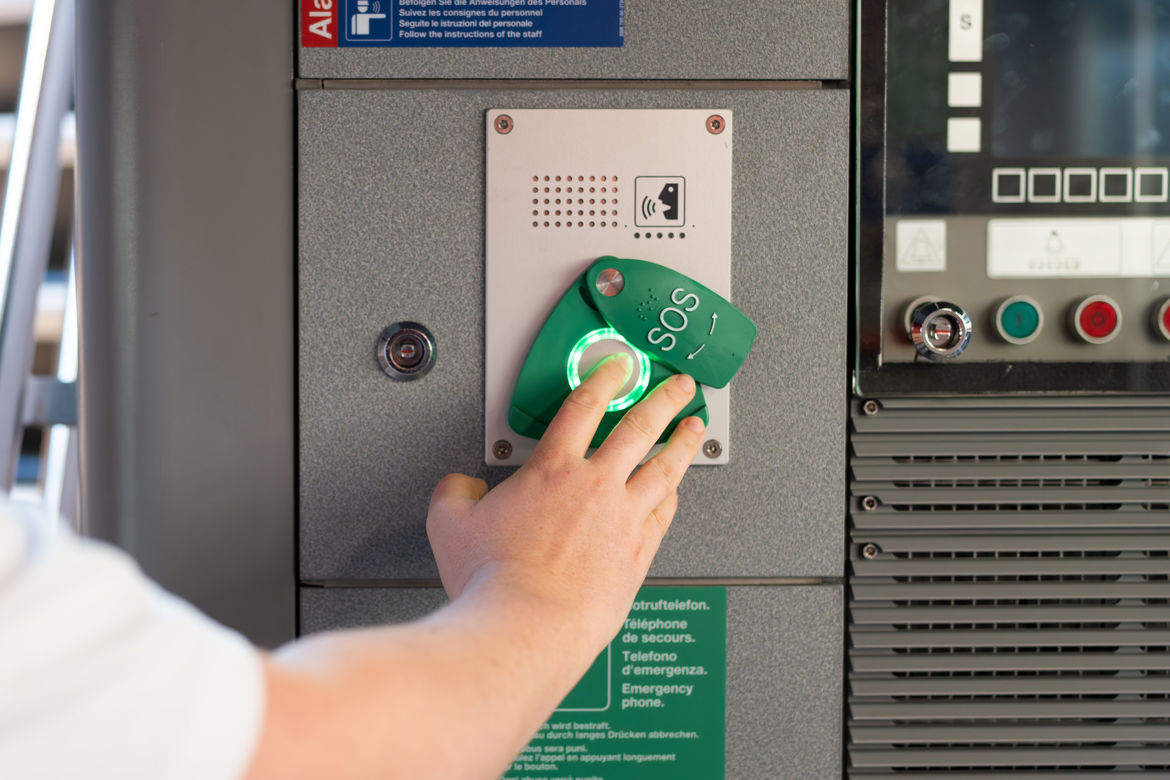 Cosa fare in caso di molestie e aggressioni in treno o in stazione?