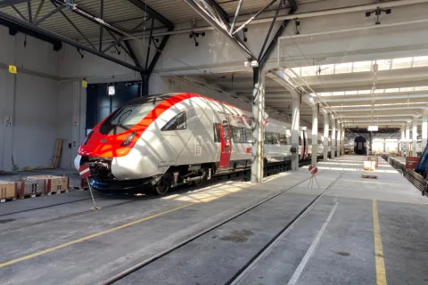 Treno ICN nell’impianto di servizio di Zurigo.