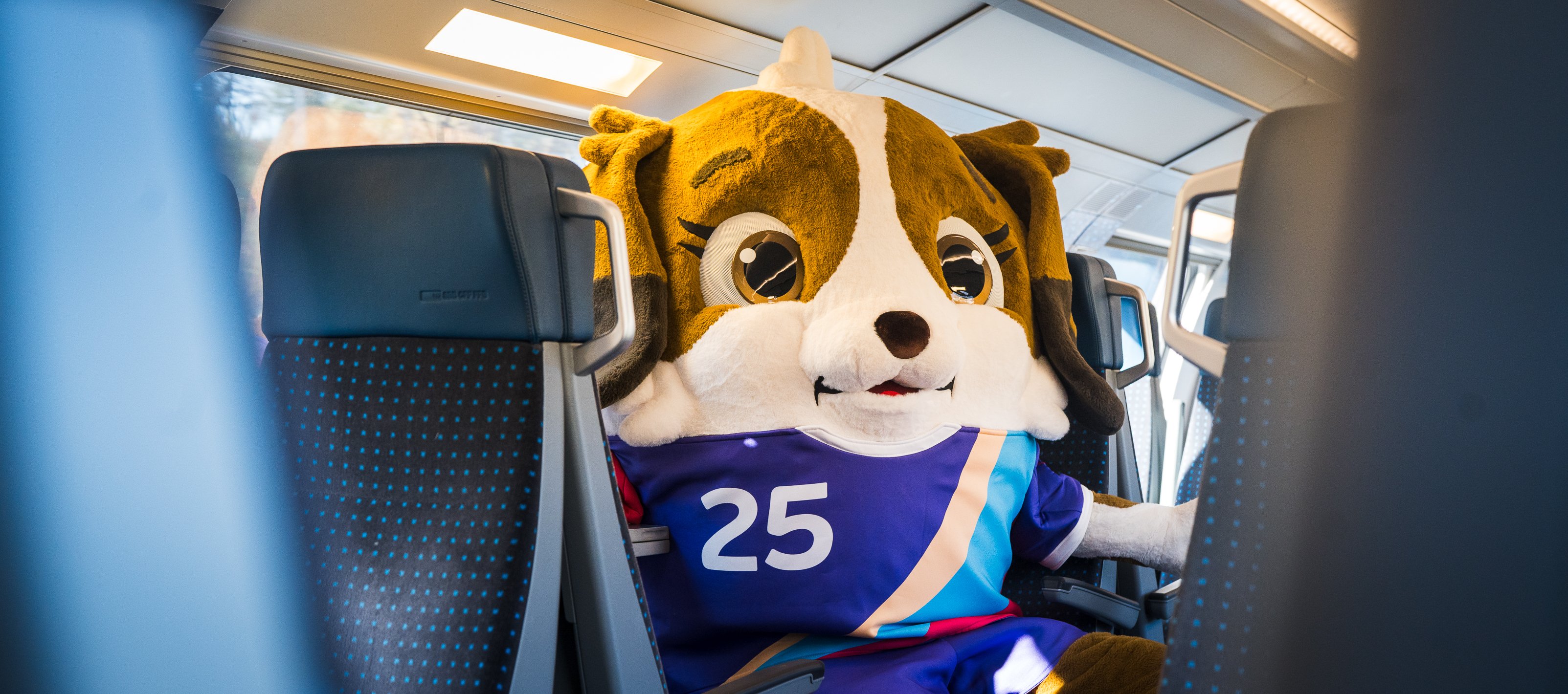 Das Maskottchen der UEFA Women’s EURO 2025 in einem Zug der SBB.