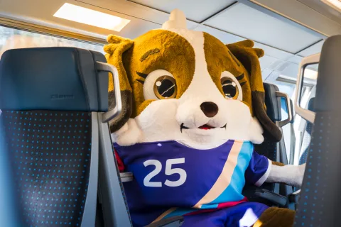 Das Maskottchen der UEFA Women’s EURO 2025 in einem Zug der SBB.