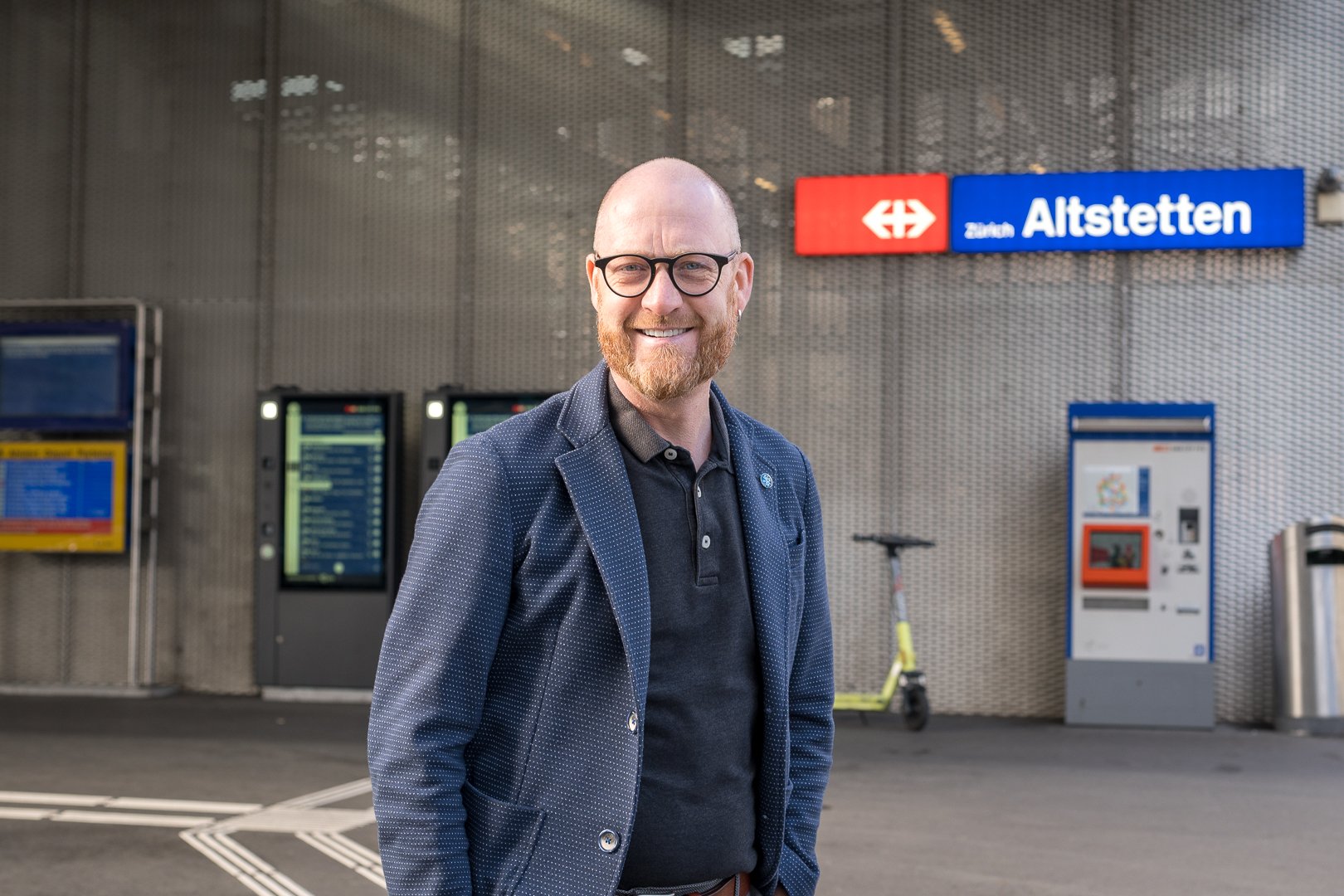 Florian Kurt devant la gare d’Altstetten. Il regarde la caméra.