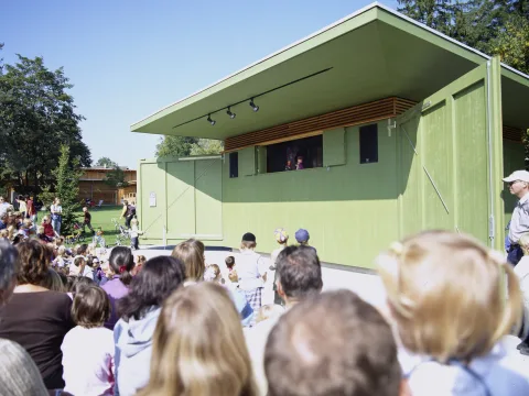 Un gruppo di bambini al teatro dei burattini.