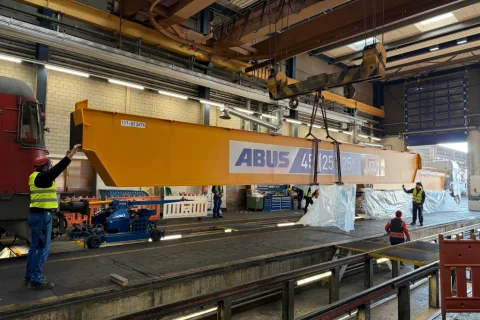 Le nouveau pont roulant métallique est bien visible en jaune au plafond de l’atelier de loc 2 à Dietikon.