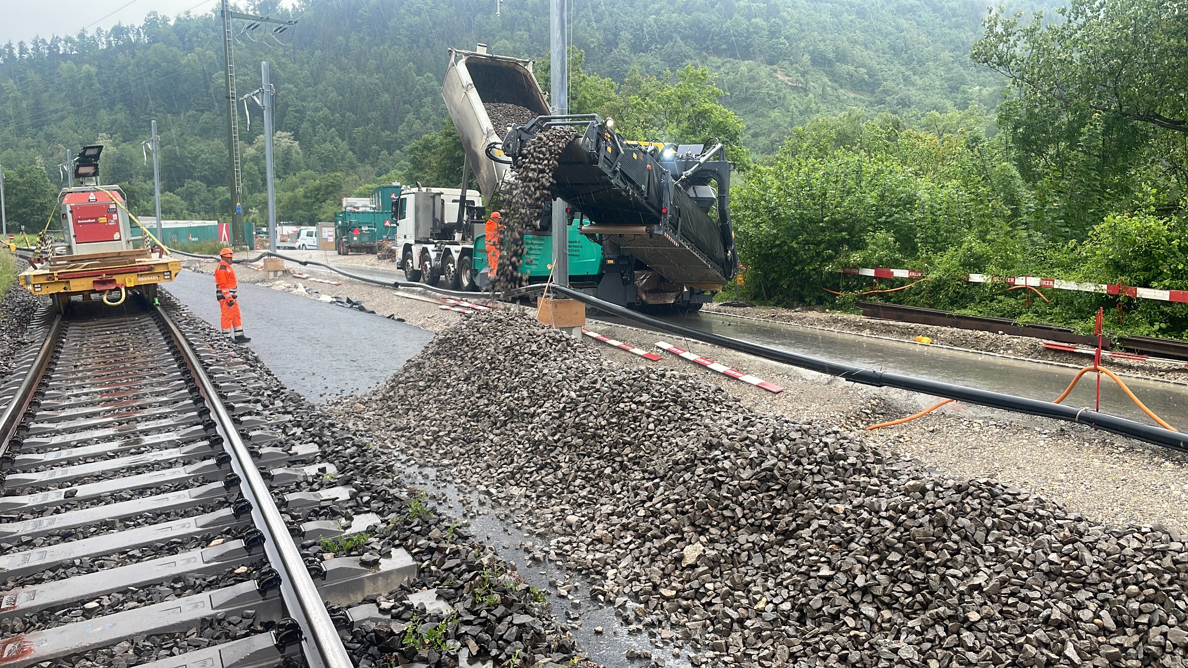 Le nouveau ballast est versé.