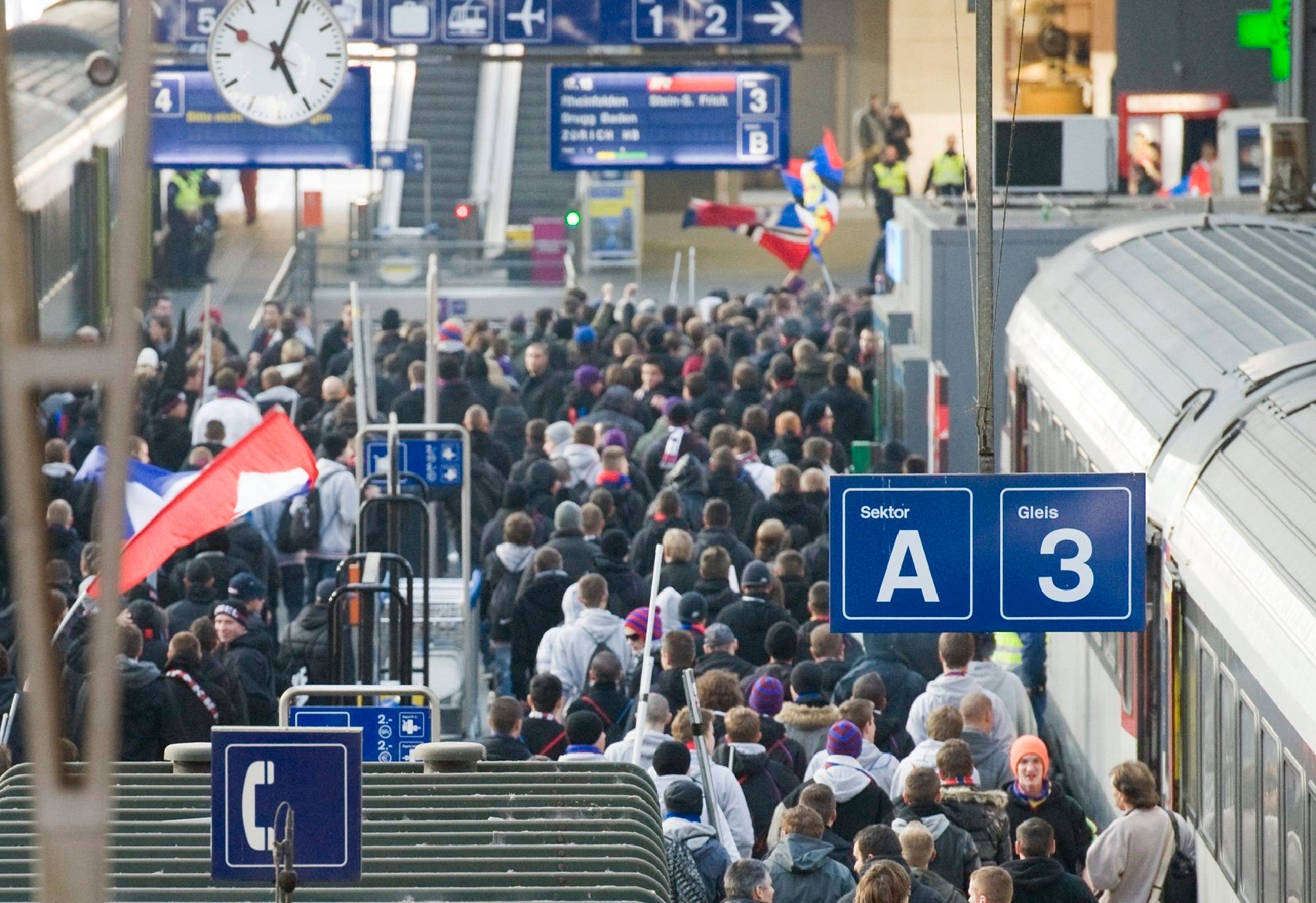 Fussballfans auf dem Perron.