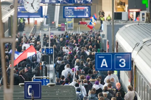 Fussballfans auf dem Perron.