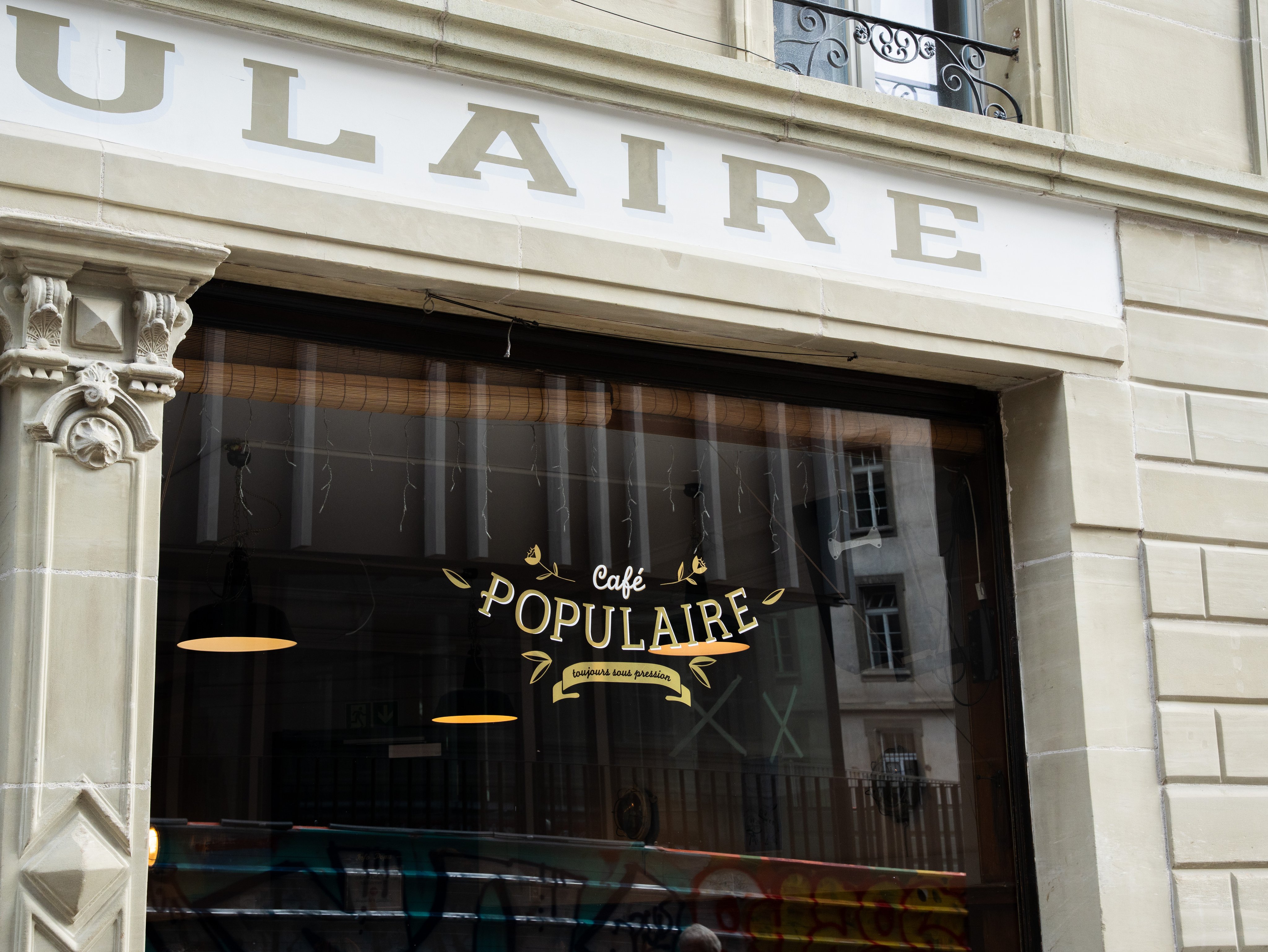 Vue extérieure d’un bâtiment portant l’inscription «Café Populaire».