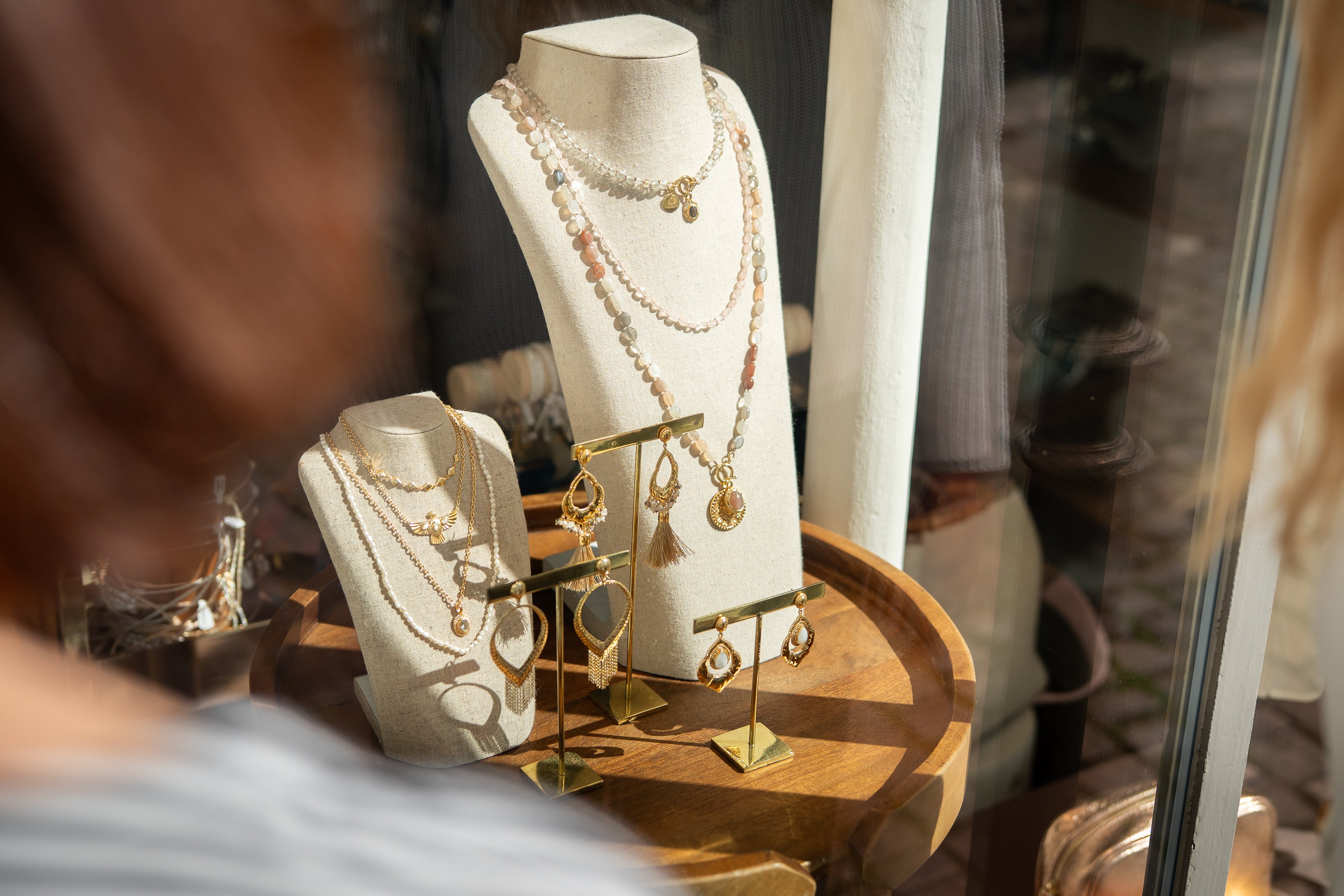 In einem Schaufenster ist Modeschmuck ausgestellt.