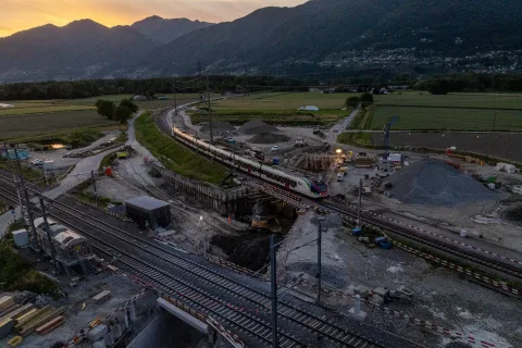 Un treno passo sulla linea di Locarno durante la spinta del monolito