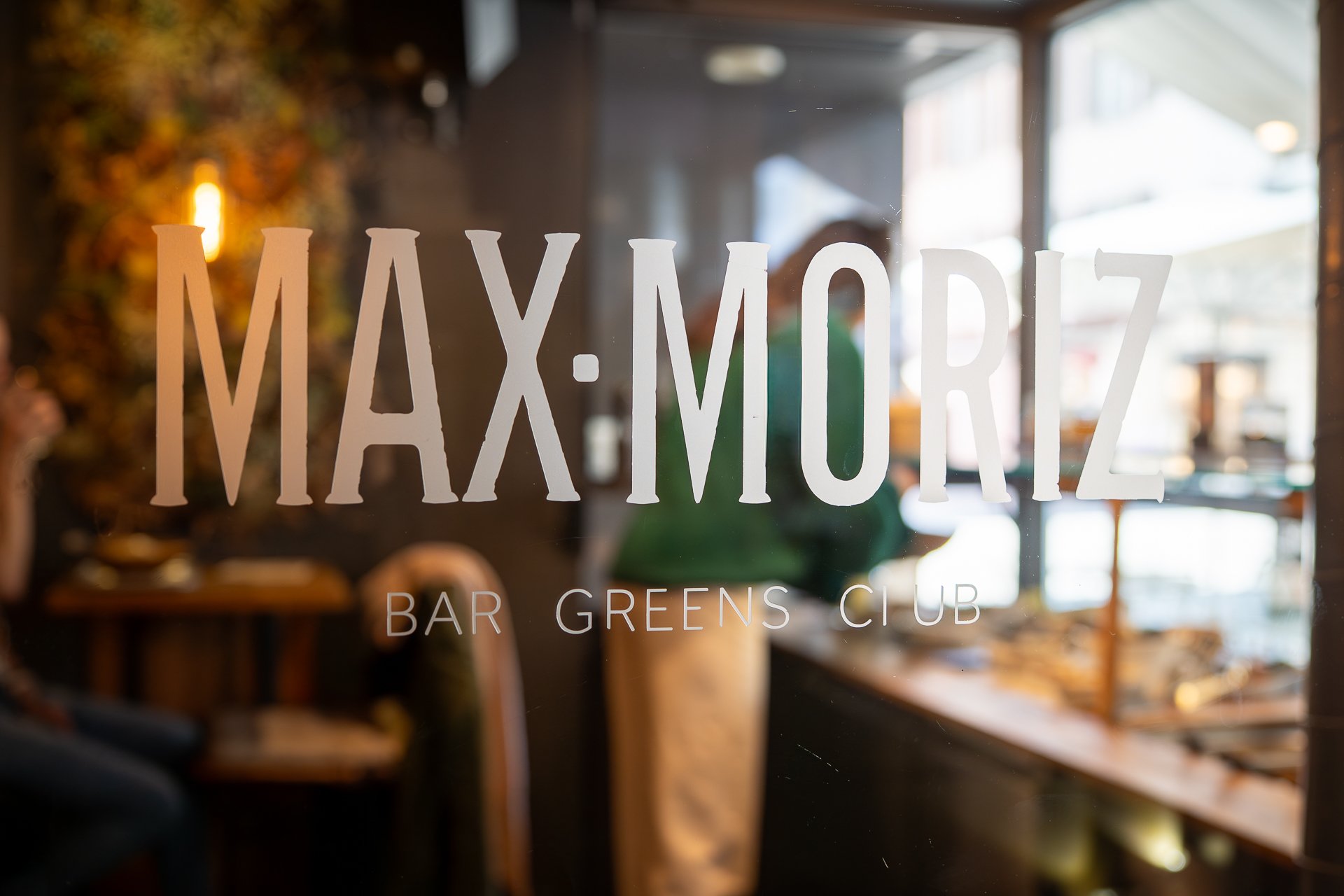 Auf einer Scheibe ist der Schriftzug Max-Moriz zu lesen.