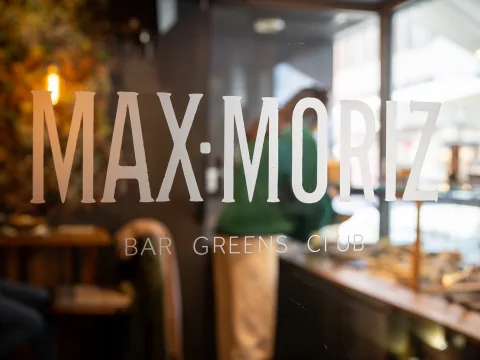 Auf einer Scheibe ist der Schriftzug Max-Moriz zu lesen.