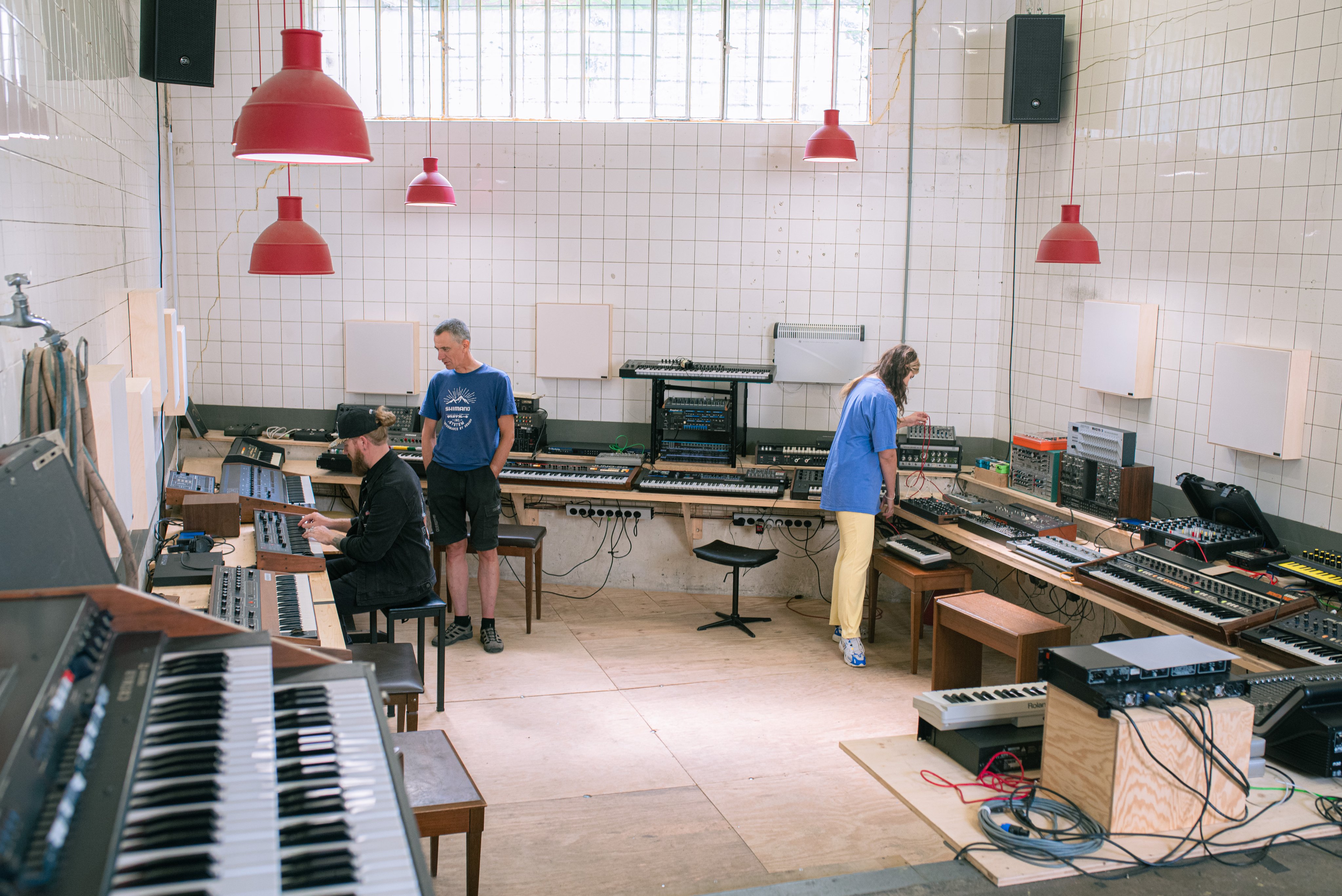 Une pièce avec de nombreux claviers électroniques. 