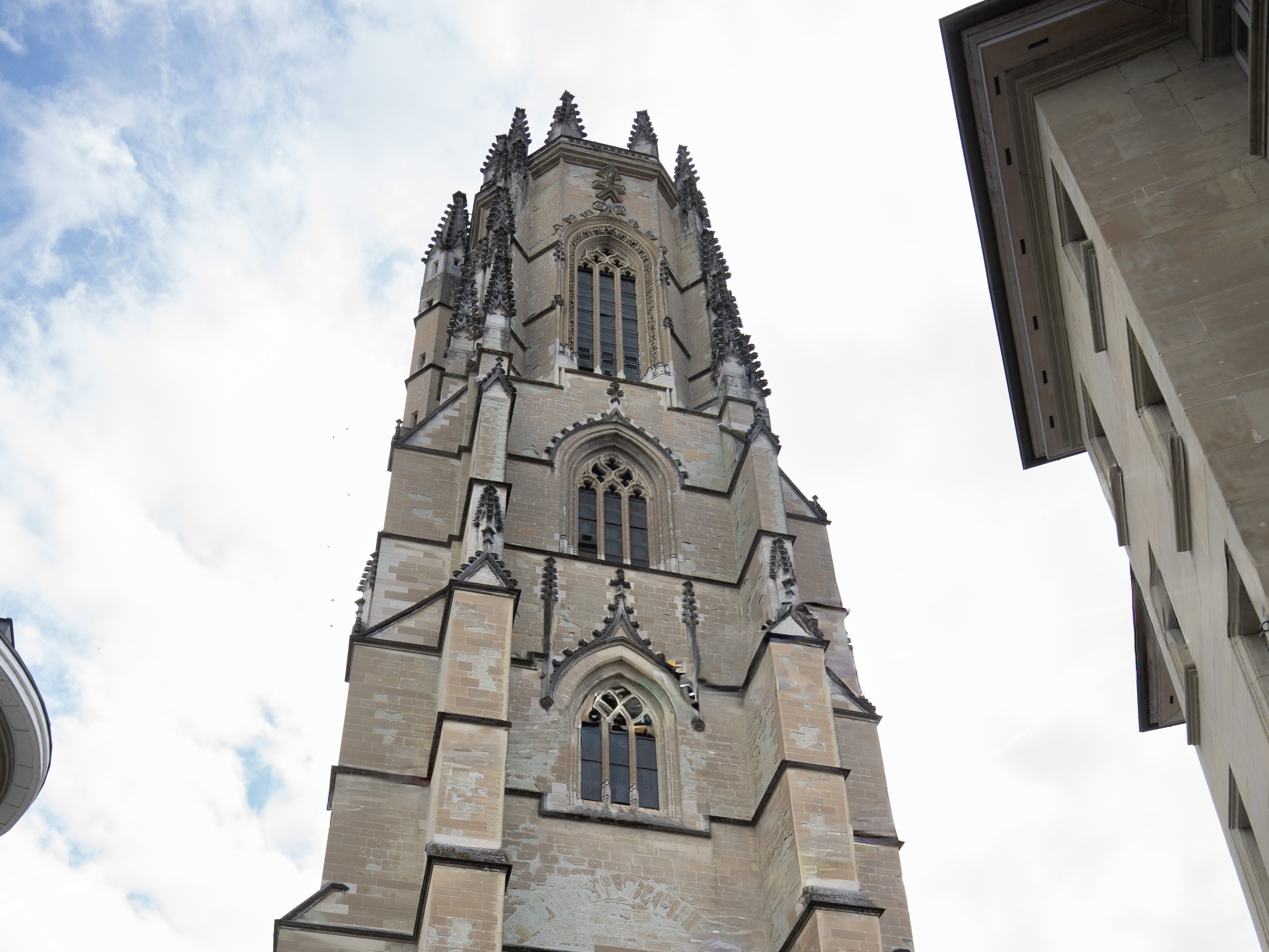 Une tour sur fond de ciel nuageux.