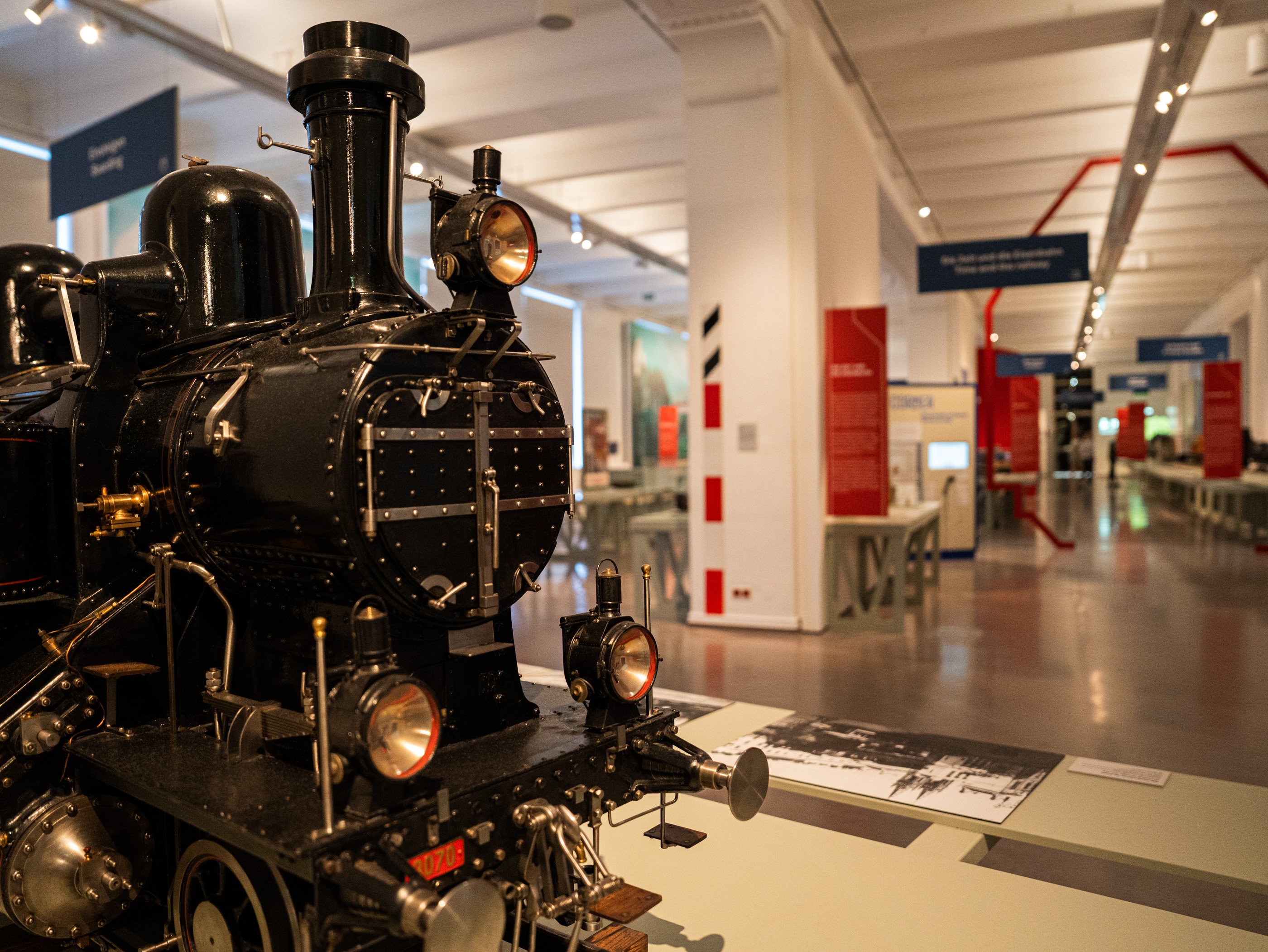 La miniatura di una vecchia locomotiva a vapore di colore nero in una delle sale espositive del Museo della tecnica di Vienna.