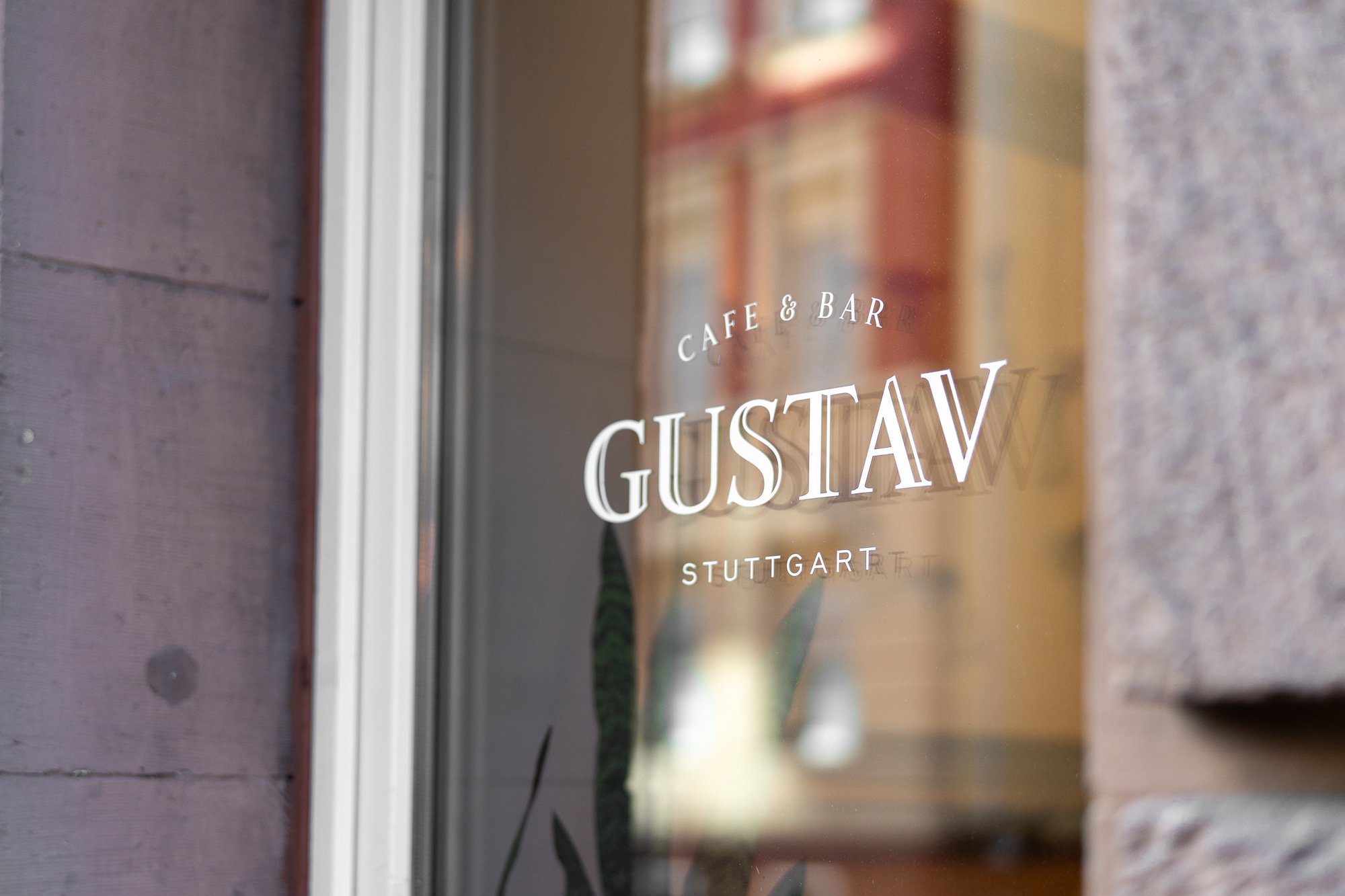 Une fenêtre où il est écrit «Café & Bar Gustav Stuttgart». 