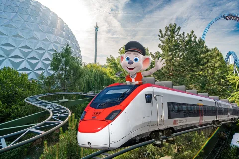 Ein Zug fährt mit Ed Euomaus zum Europa-Park