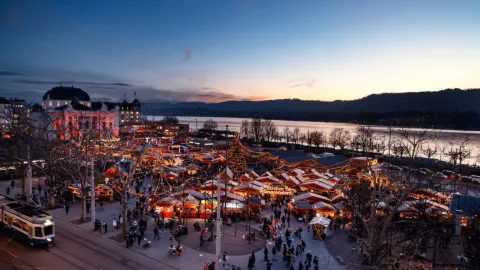 Das Zürcher Weihnachtsdorf am Bellevue, im Hintergrund der Zürichsee