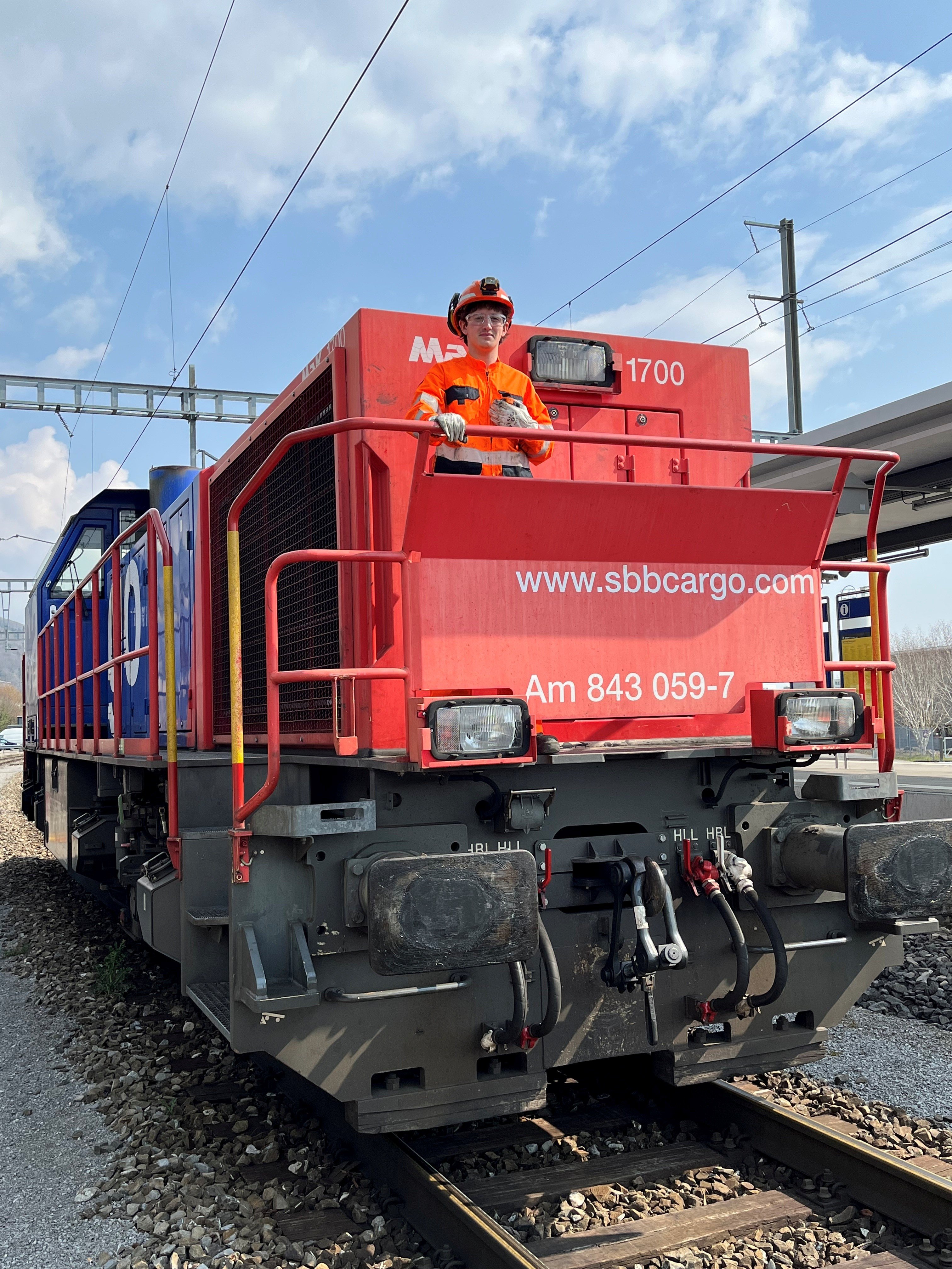 L’apprendista Rubén Hohl in testa a una locomotiva, nel suo ruolo di collaboratore della manovra.