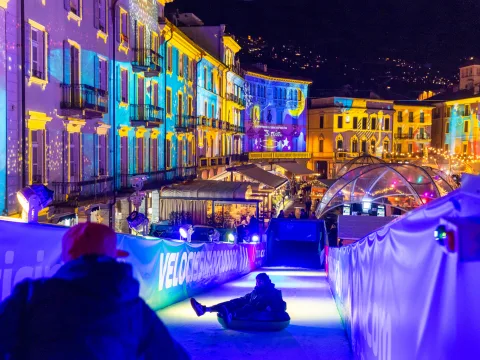 La patinoire devant la façade illuminée.