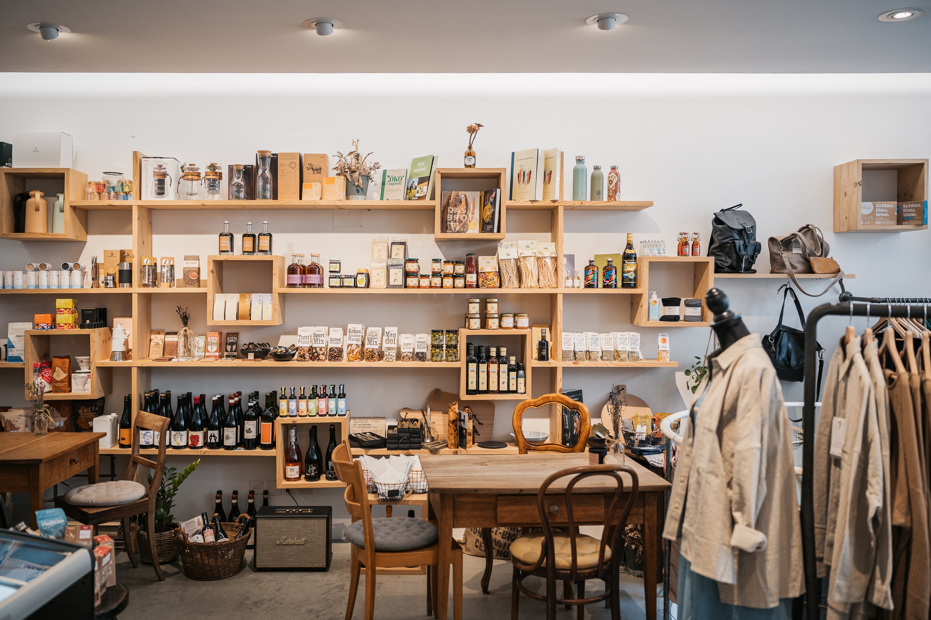 Scaffali pieni di prodotti nel negozio Cramerei di Coira.