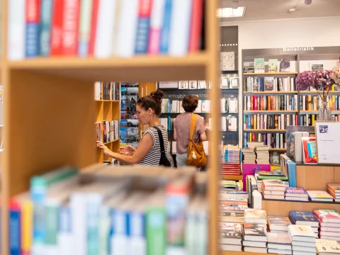 Deux femmes fouillant dans les rayons de la librairie.